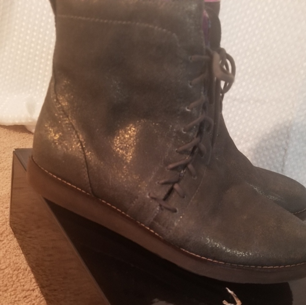 Boots - Picture 3 of 3